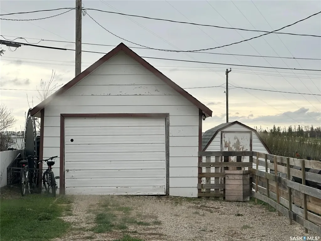 102 9th Avenue SE Weyburn SK S4H 1Z7