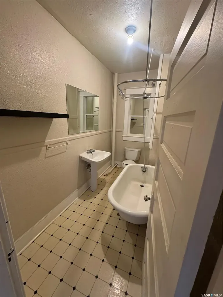 305 Queen Street Saskatoon SK S7K 0M1