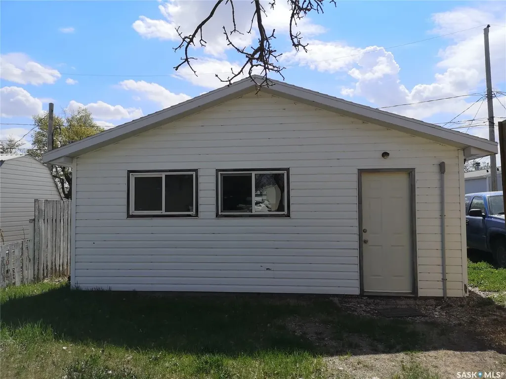 709 2nd Avenue W Kindersley SK S0L 1S0