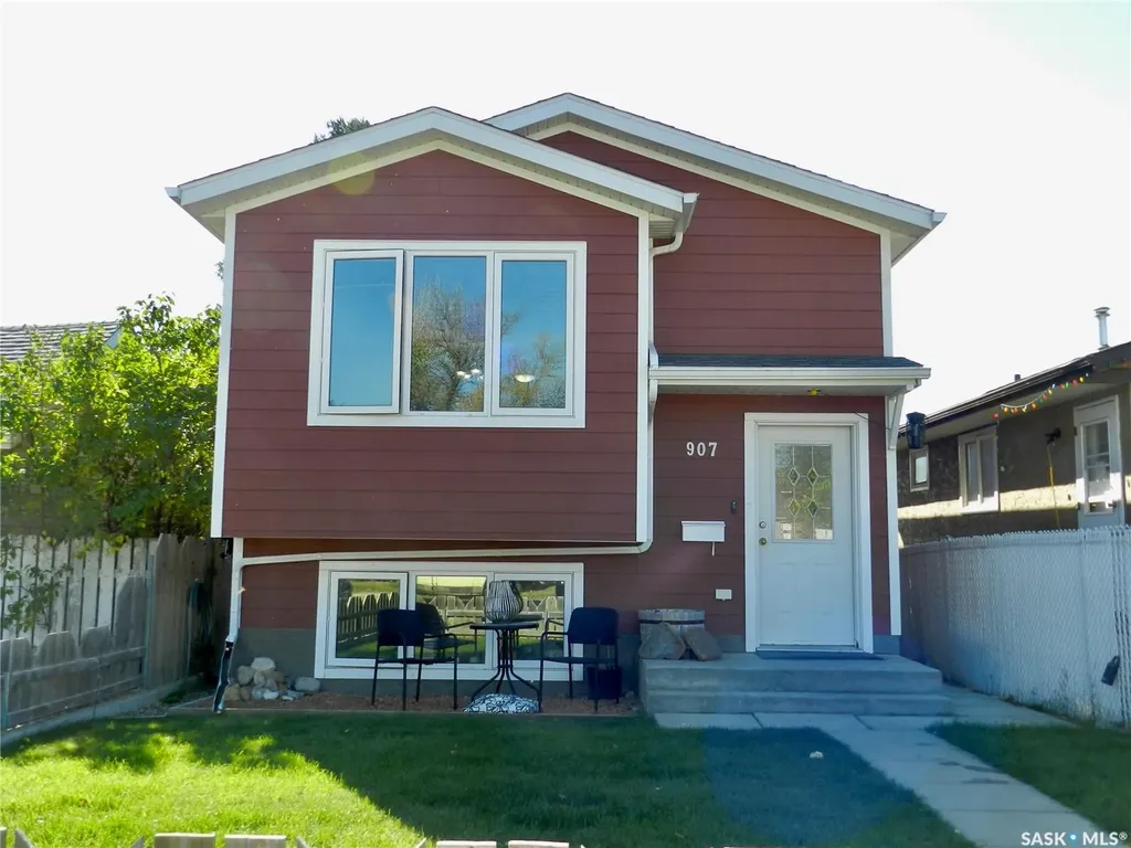 907 Ominica Street E Moose Jaw SK S6H 0J1
