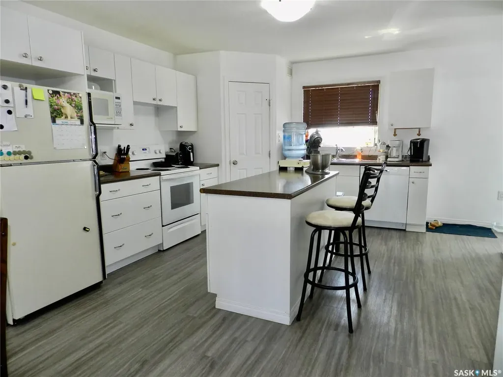 907 Ominica Street E Moose Jaw SK S6H 0J1