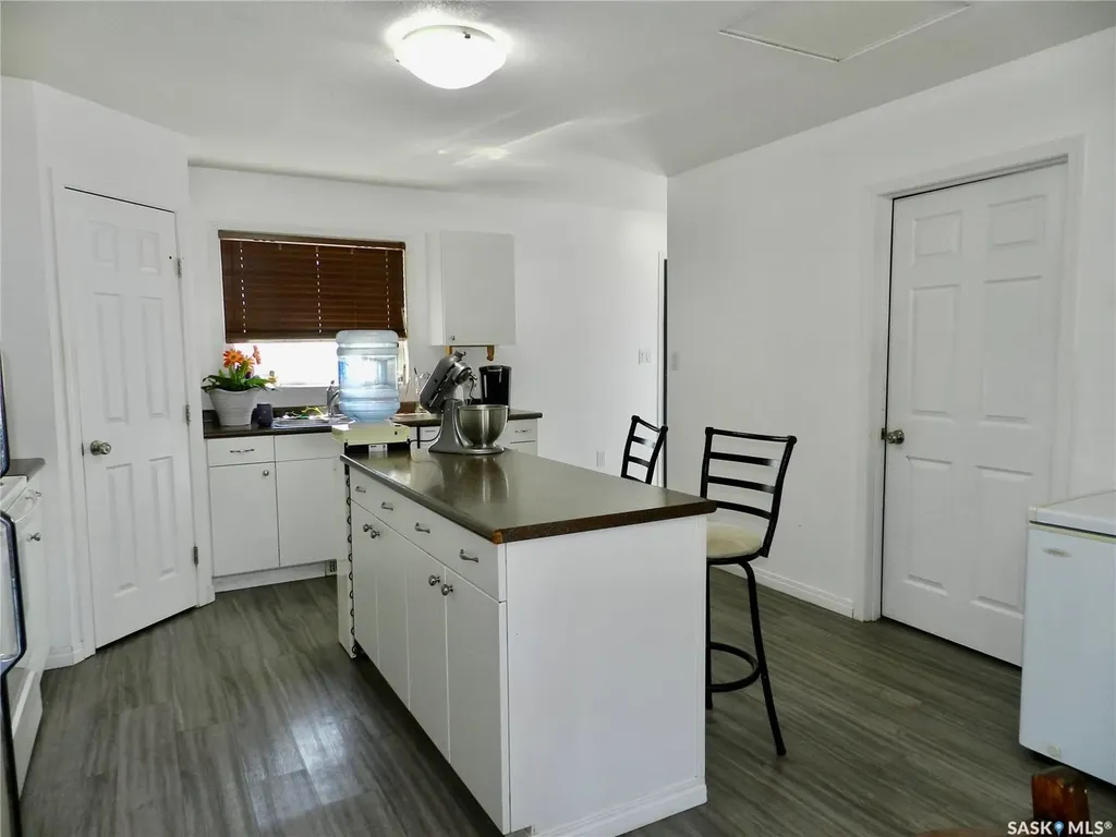 907 Ominica Street E Moose Jaw SK S6H 0J1