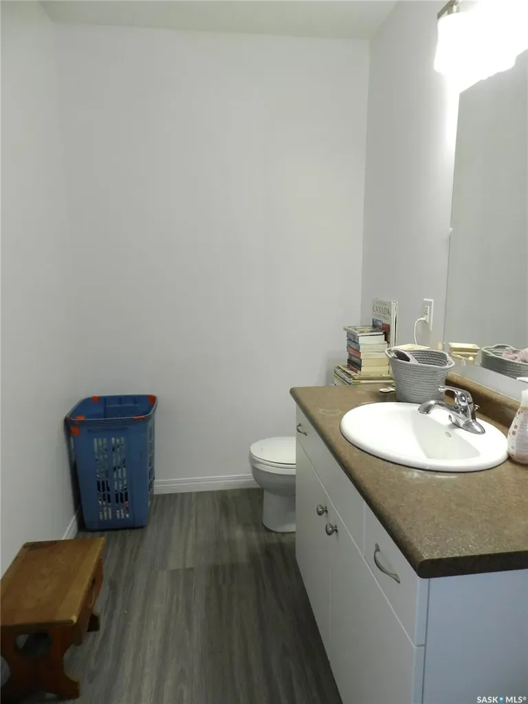 907 Ominica Street E Moose Jaw SK S6H 0J1