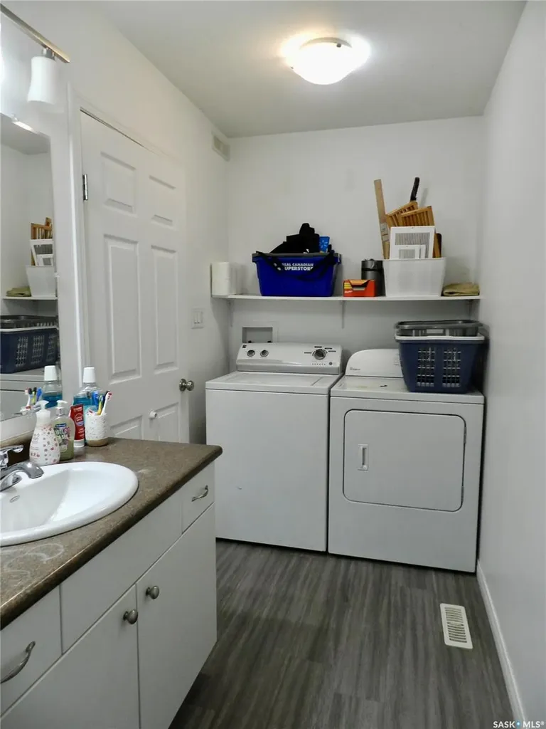 907 Ominica Street E Moose Jaw SK S6H 0J1