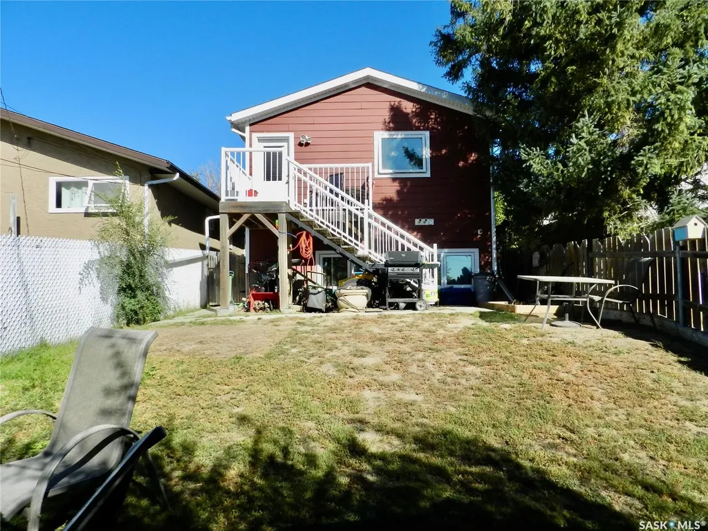 907 Ominica Street E Moose Jaw SK S6H 0J1