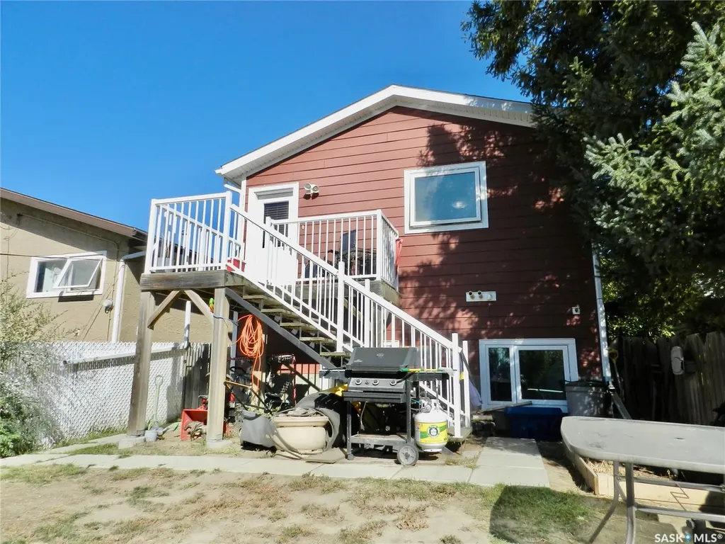 907 Ominica Street E Moose Jaw SK S6H 0J1