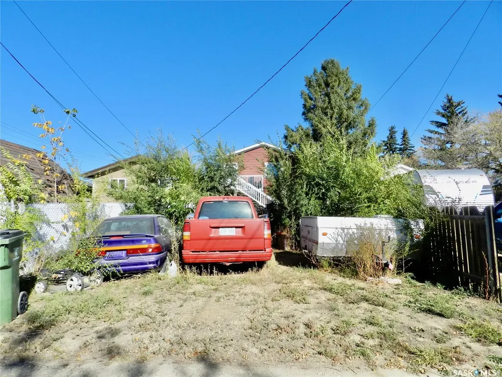 907 Ominica Street E Moose Jaw SK S6H 0J1