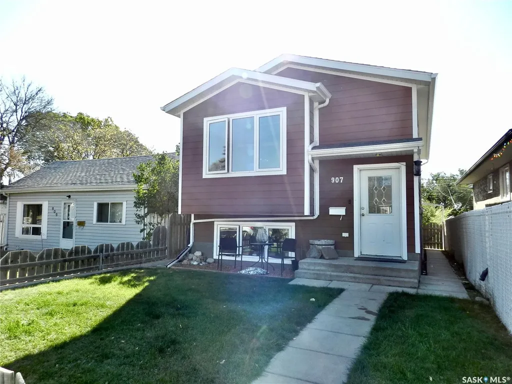 907 Ominica Street E Moose Jaw SK S6H 0J1
