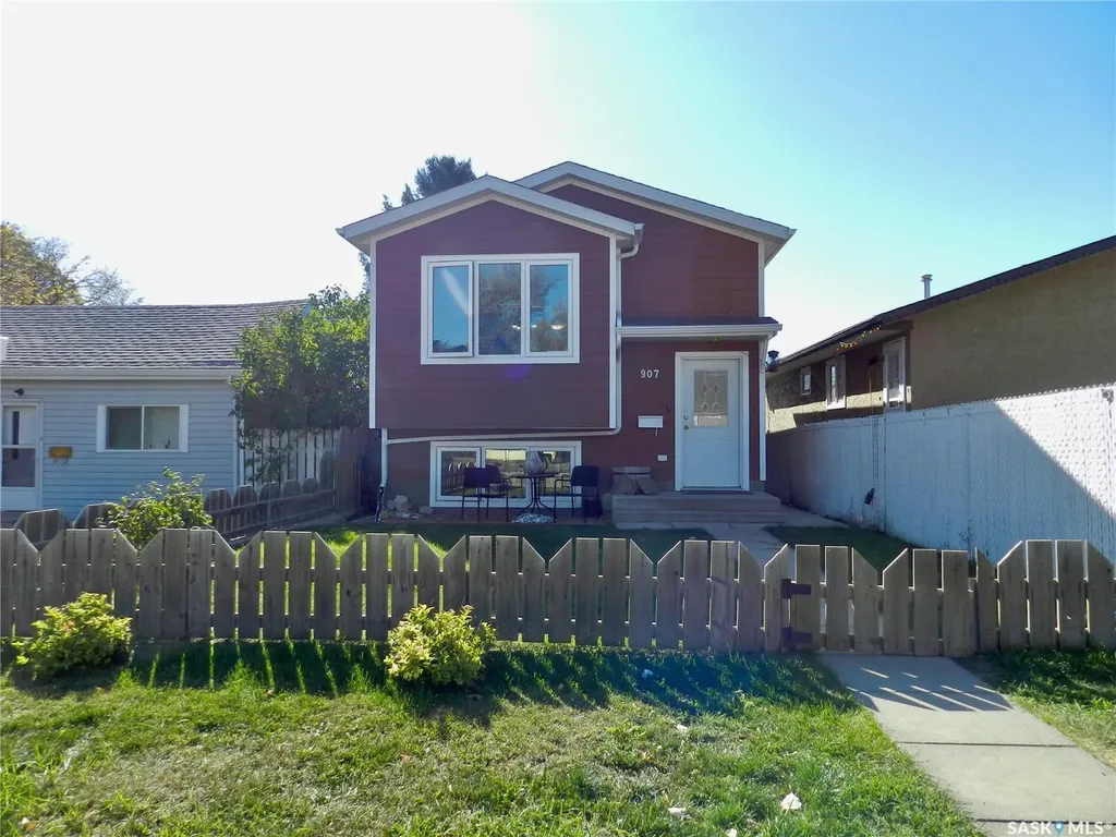 907 Ominica Street E Moose Jaw SK S6H 0J1