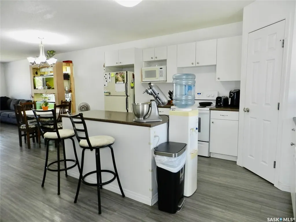 907 Ominica Street E Moose Jaw SK S6H 0J1