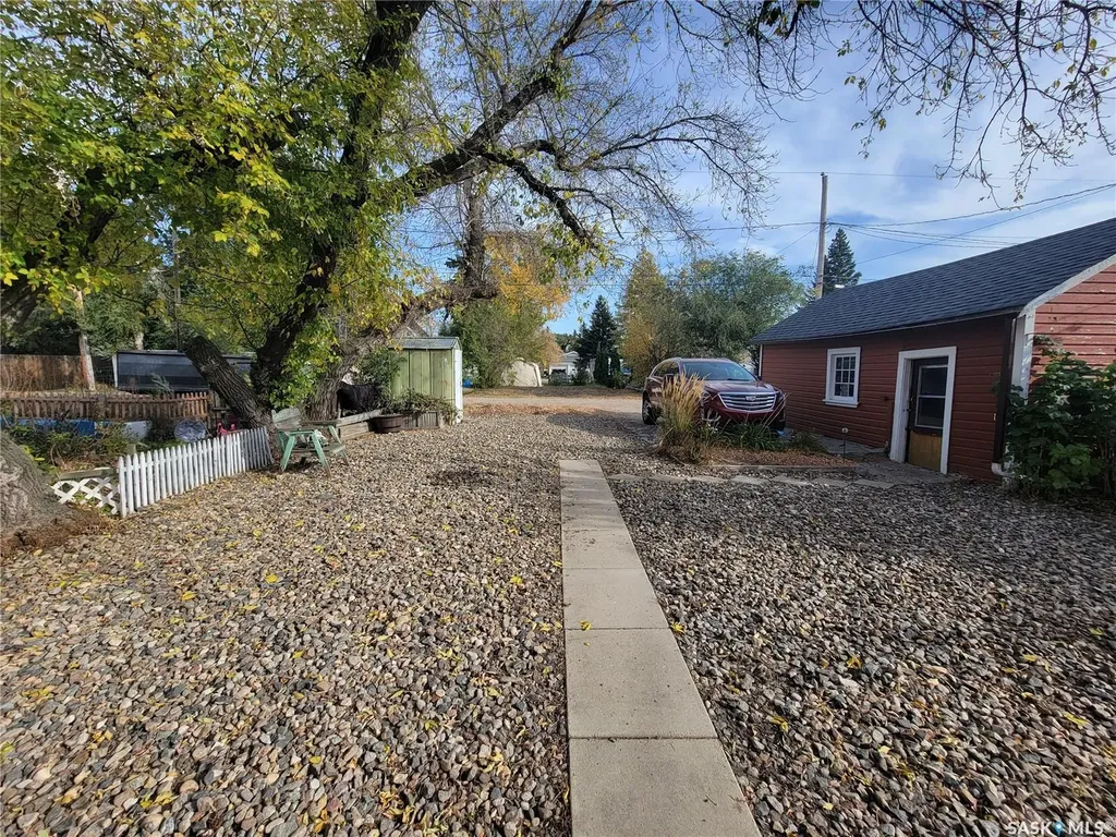 406 1st Street E Wilkie SK S0K 4W0