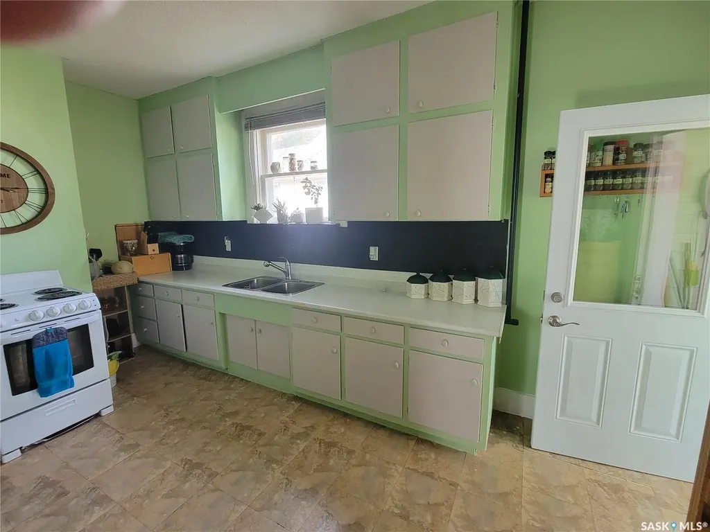 406 1st Street E Wilkie SK S0K 4W0