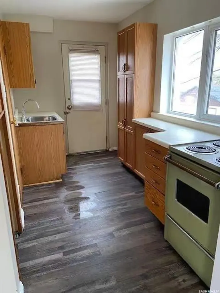 325 & 329 4th Avenue SW Moose Jaw SK S6H 5V3