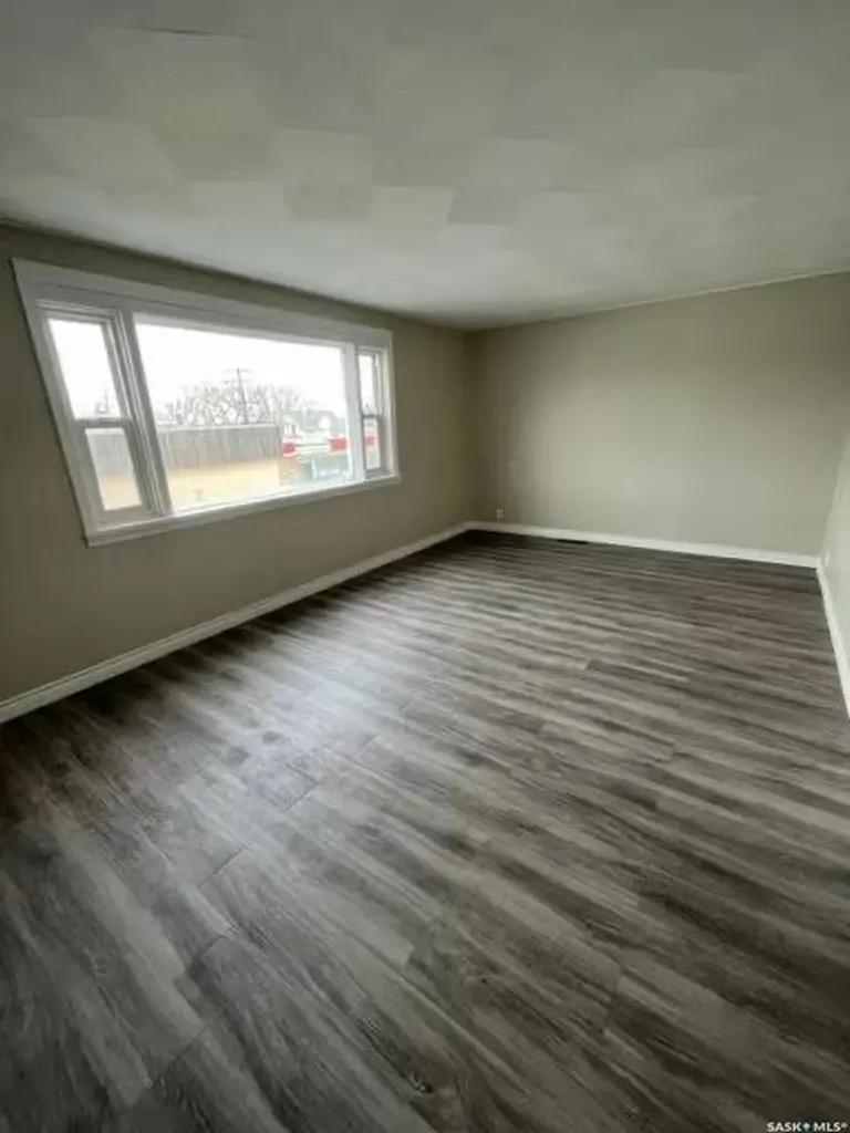 325 & 329 4th Avenue SW Moose Jaw SK S6H 5V3