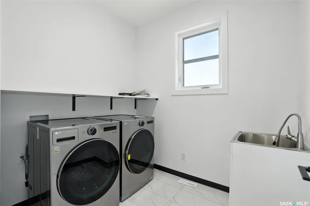 319 Woolf Bay Saskatoon SK S7W 1E5
