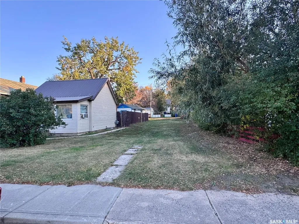 239 Iroquois Street W Moose Jaw SK S6H 5A8