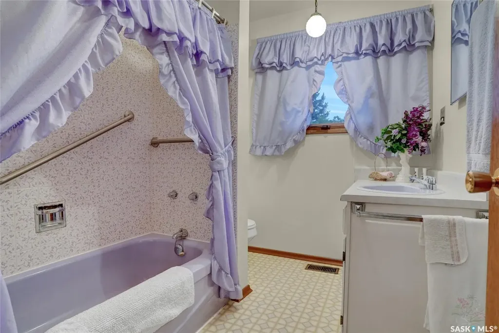 524 6th Avenue E Assiniboia SK S0H 0B0