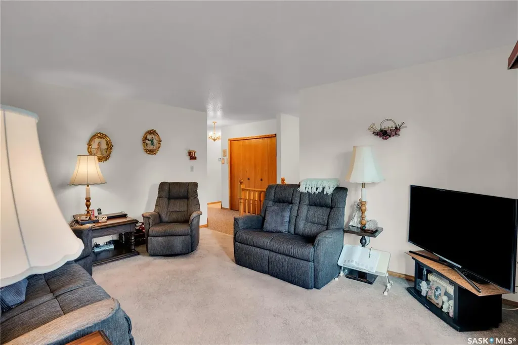 109 1st Avenue E Gravelbourg SK S0H 1X0