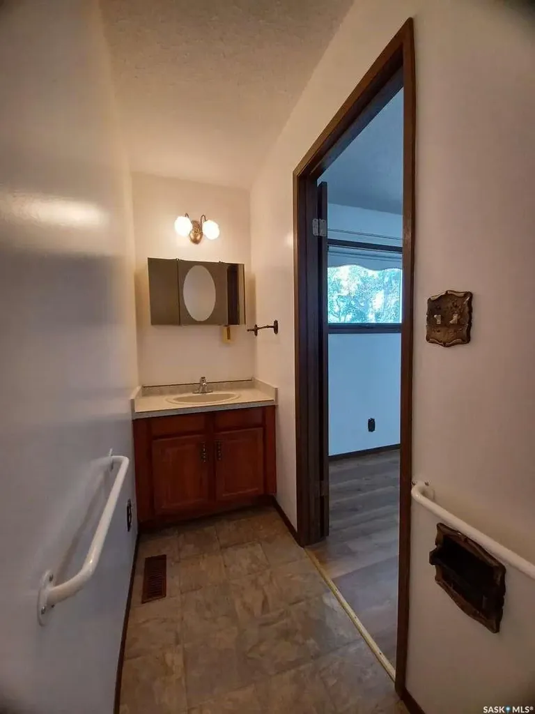 113 5th Avenue Gravelbourg SK S0H 1X0