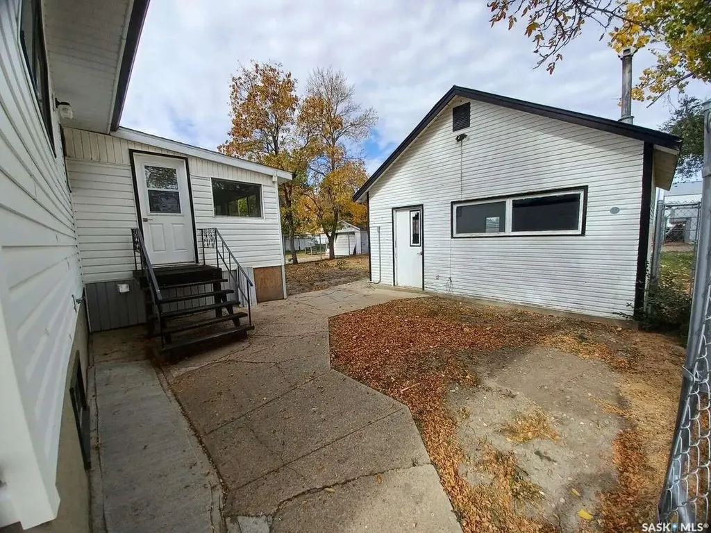 113 5th Avenue Gravelbourg SK S0H 1X0