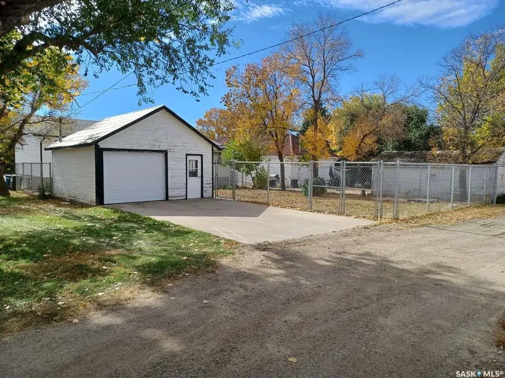 113 5th Avenue Gravelbourg SK S0H 1X0