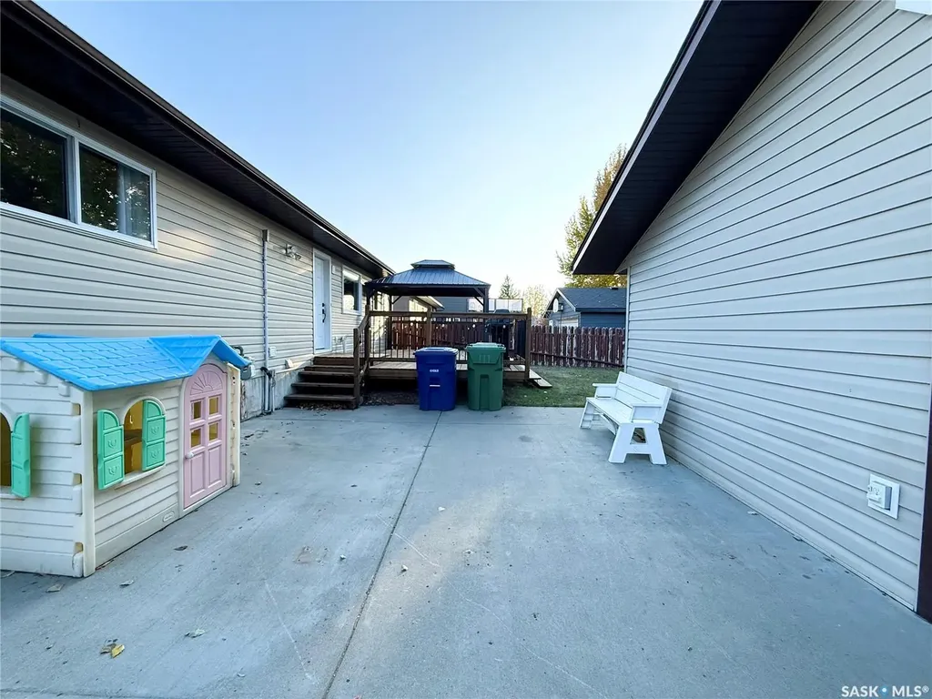 24 Frere Street Kindersley SK S0L 1S1