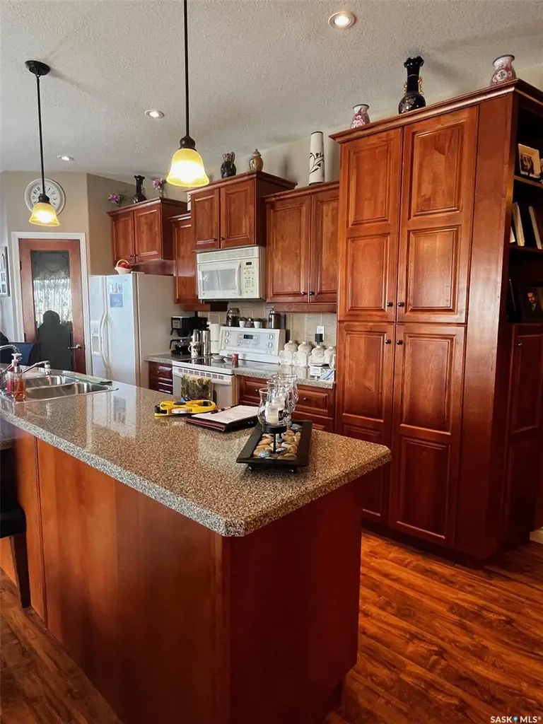 516 & 522 Broadway Street W Yorkton SK S3N 0P5