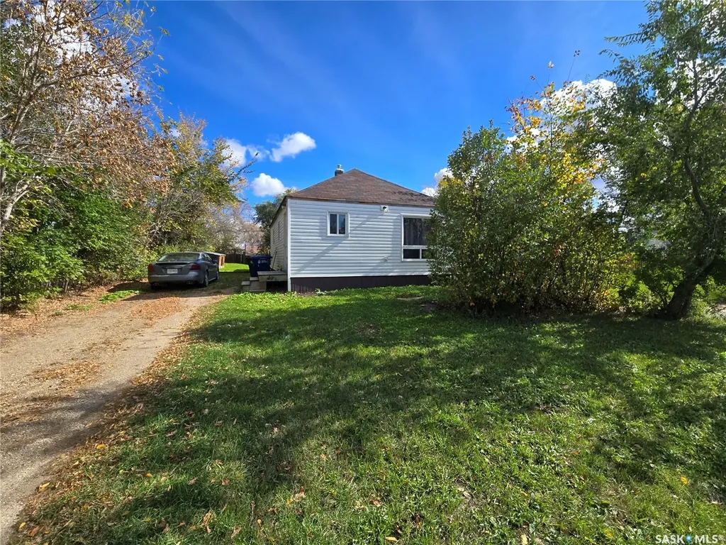 49 Newcombe Street Manor SK S0C 1R0