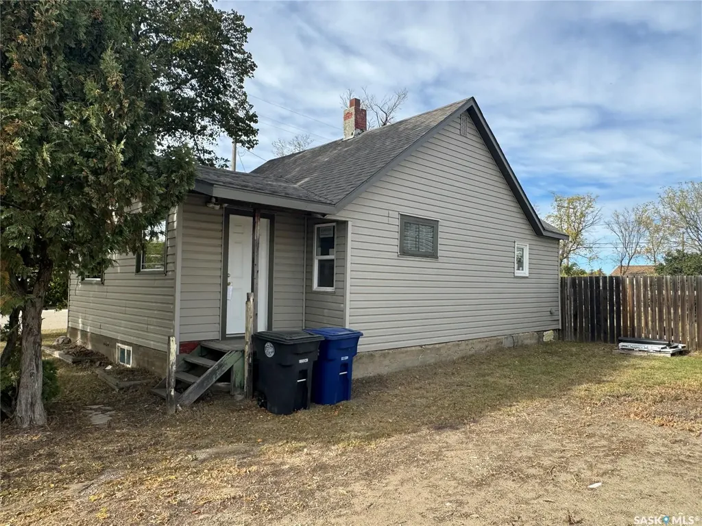 319 3rd Avenue W Biggar SK S0K 0M0