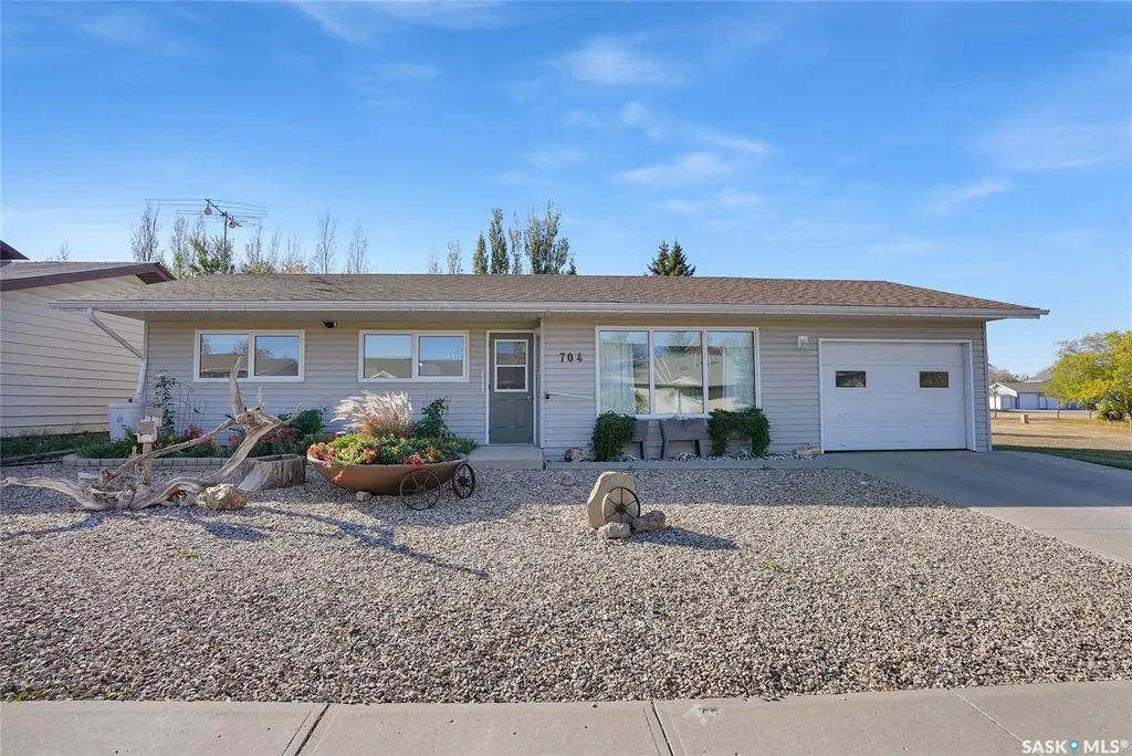 704 Leeville Drive Assiniboia SK S0H 0B0