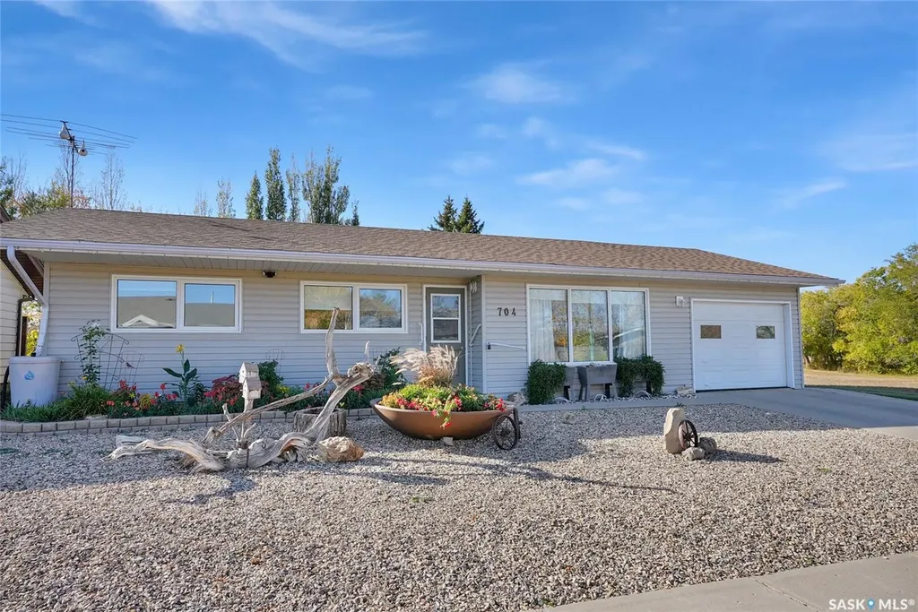 704 Leeville Drive Assiniboia SK S0H 0B0