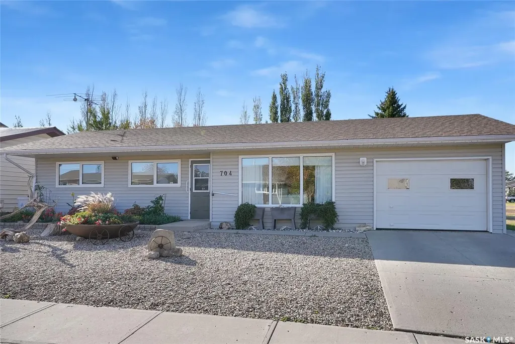 704 Leeville Drive Assiniboia SK S0H 0B0