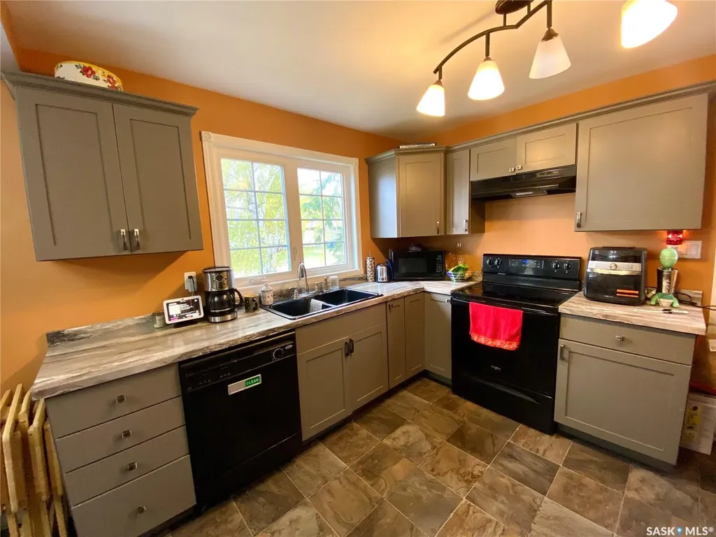 204 4th Street E Carnduff SK S0C 0S0