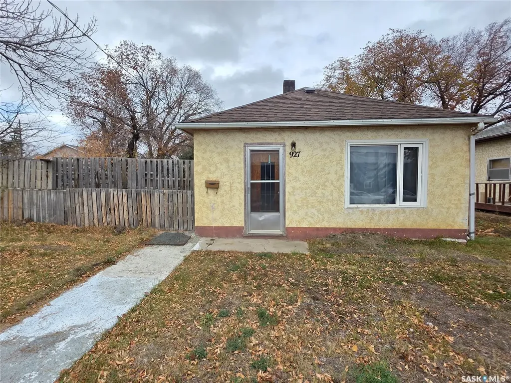 927 North Railway Street E Swift Current SK S9H 1E4