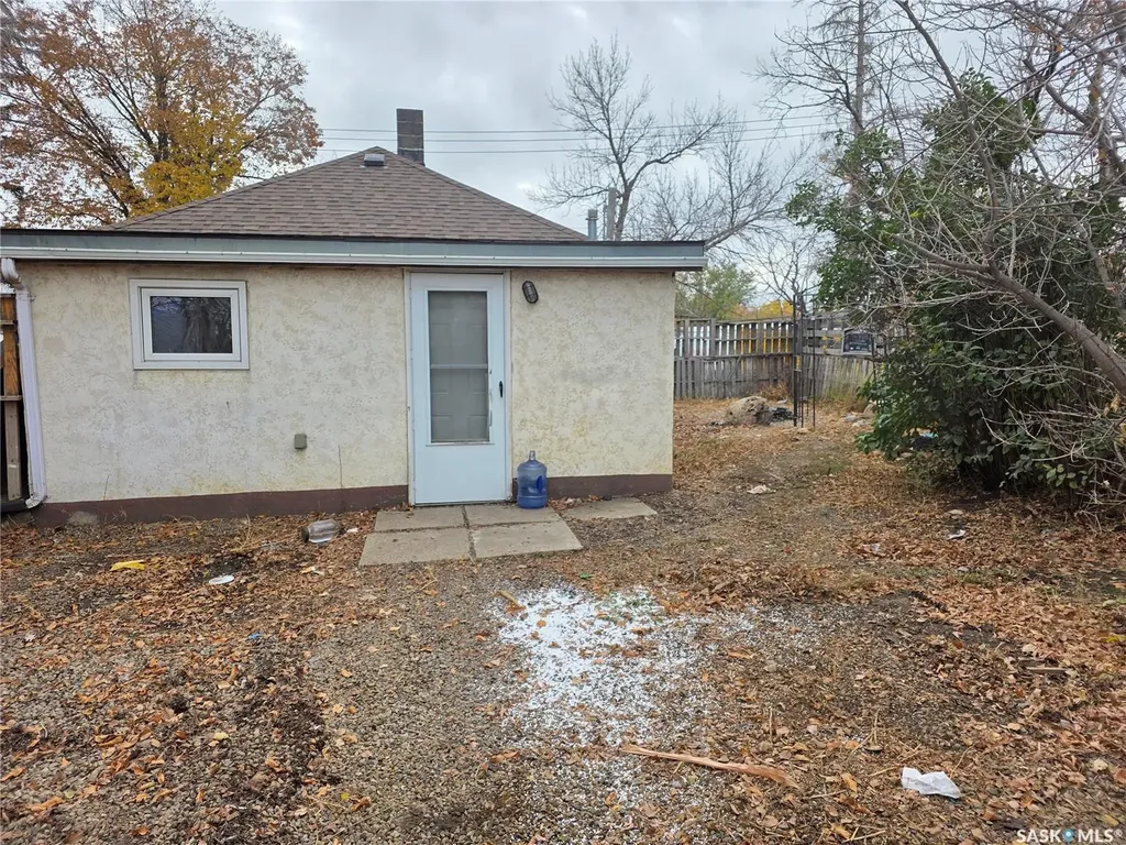 927 North Railway Street E Swift Current SK S9H 1E4