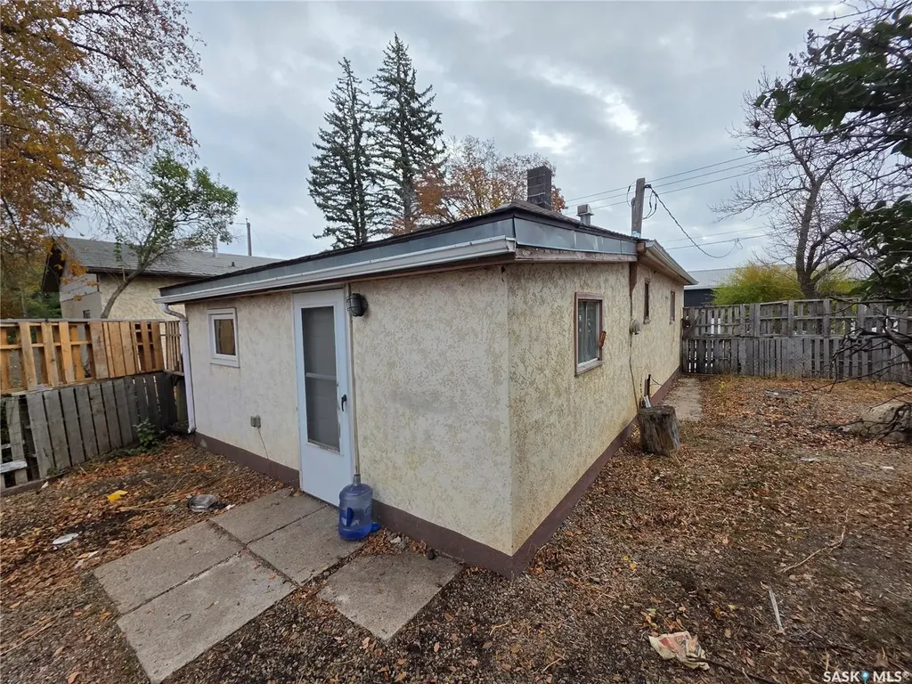 927 North Railway Street E Swift Current SK S9H 1E4