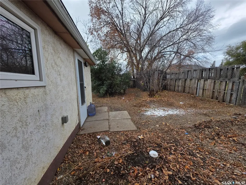 927 North Railway Street E Swift Current SK S9H 1E4