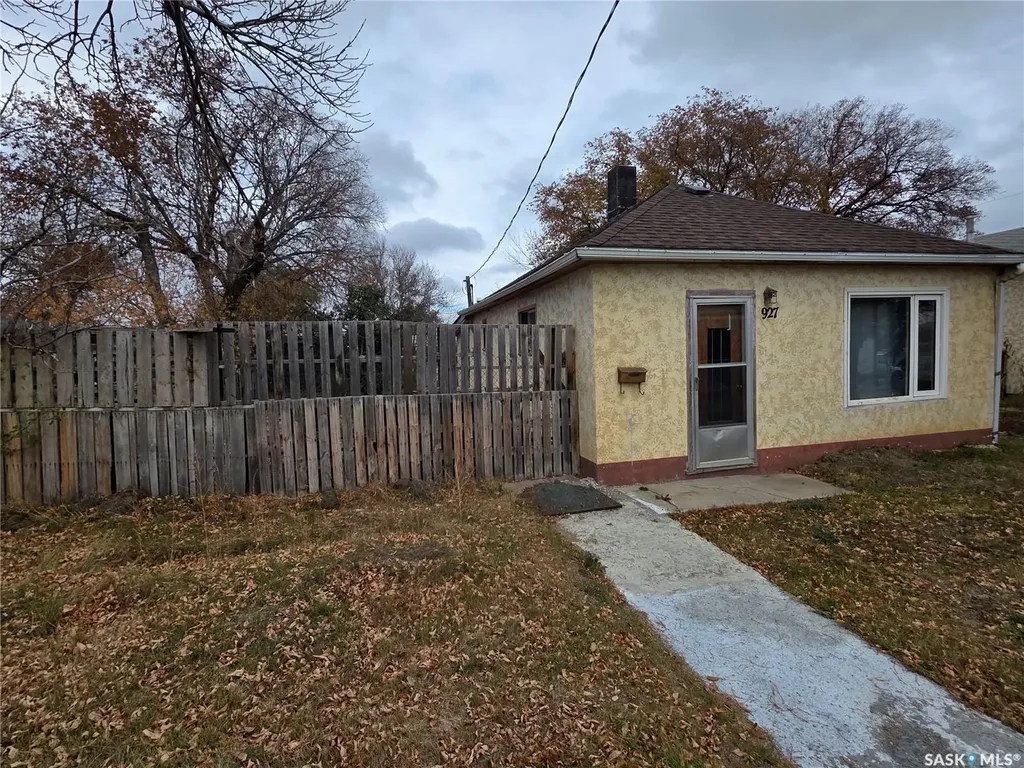 927 North Railway Street E Swift Current SK S9H 1E4