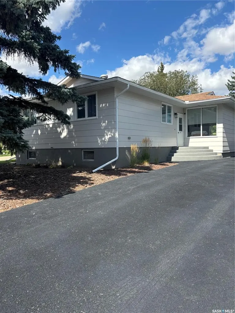 40 Overlord Crescent Kindersley SK S0L 1S0