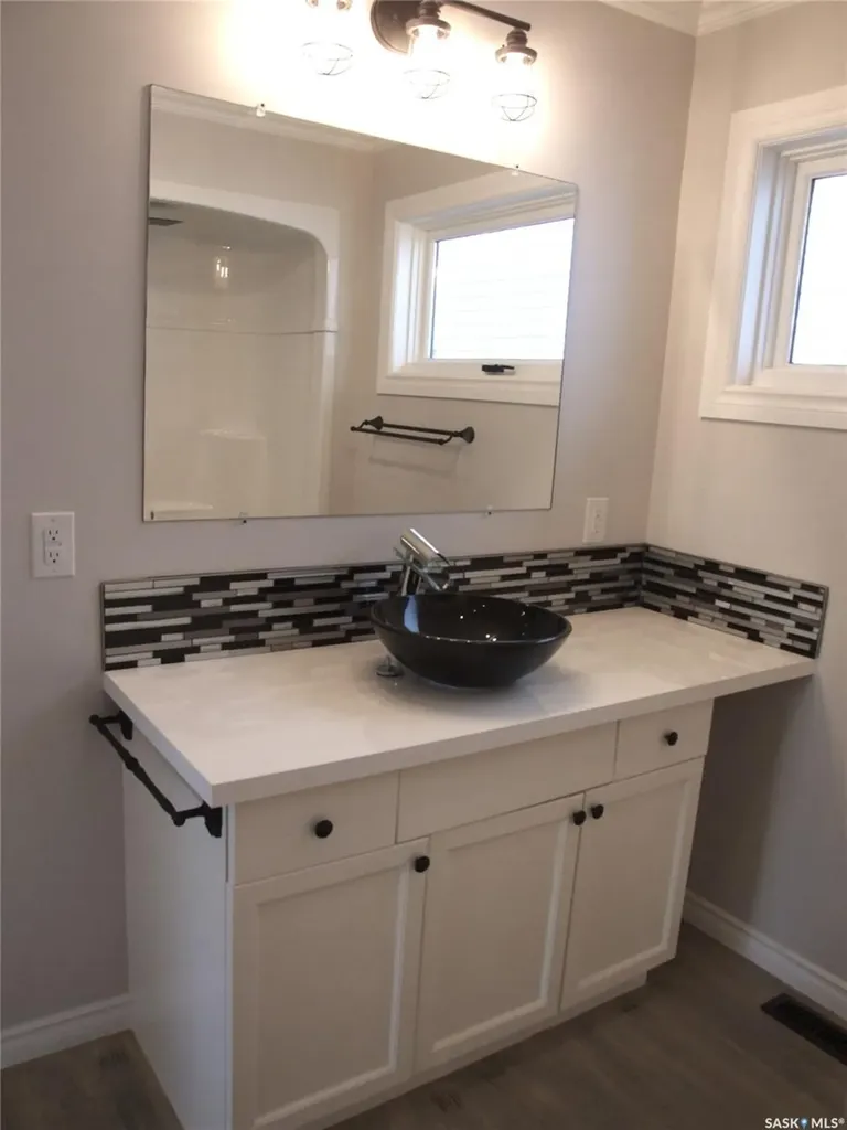 211 2nd Street W Leader SK S0N 1H0