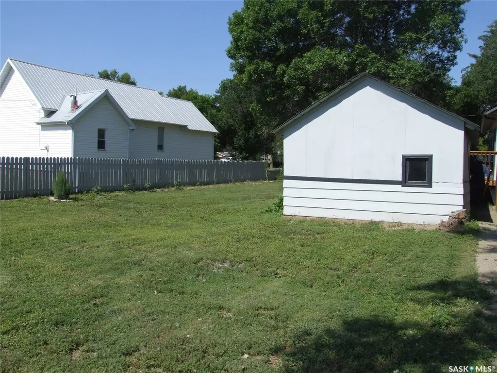 211 2nd Street W Leader SK S0N 1H0