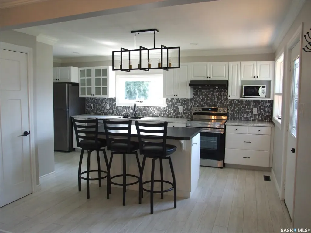 211 2nd Street W Leader SK S0N 1H0