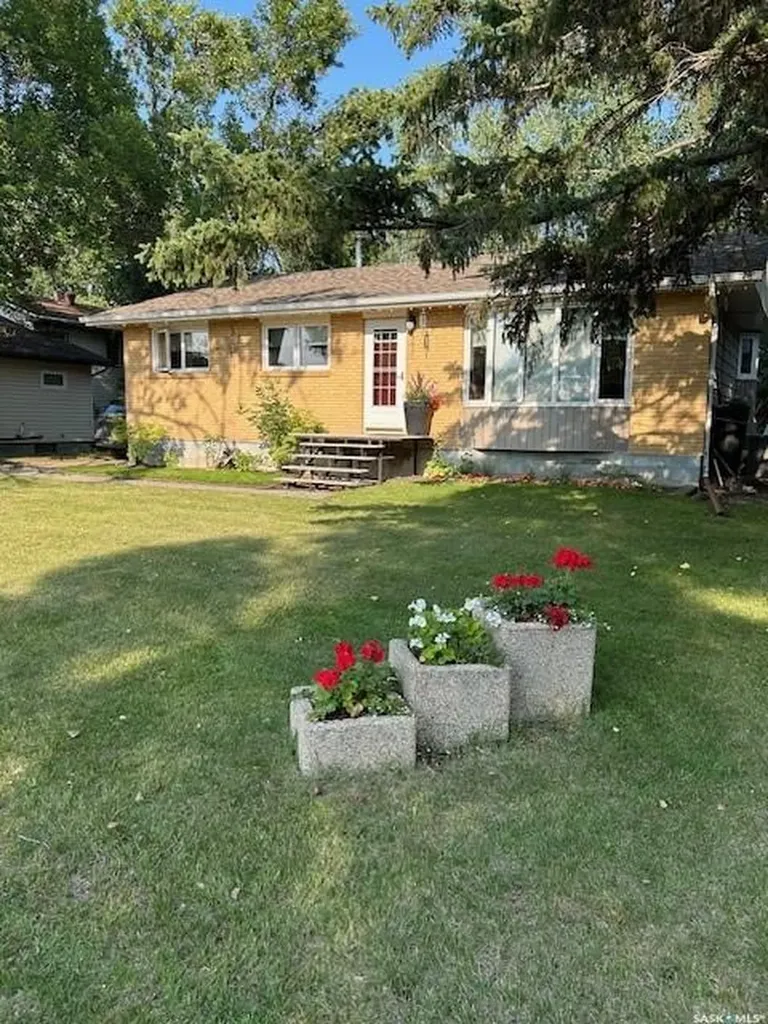 307 1st Street W Carnduff SK S0C 0S0