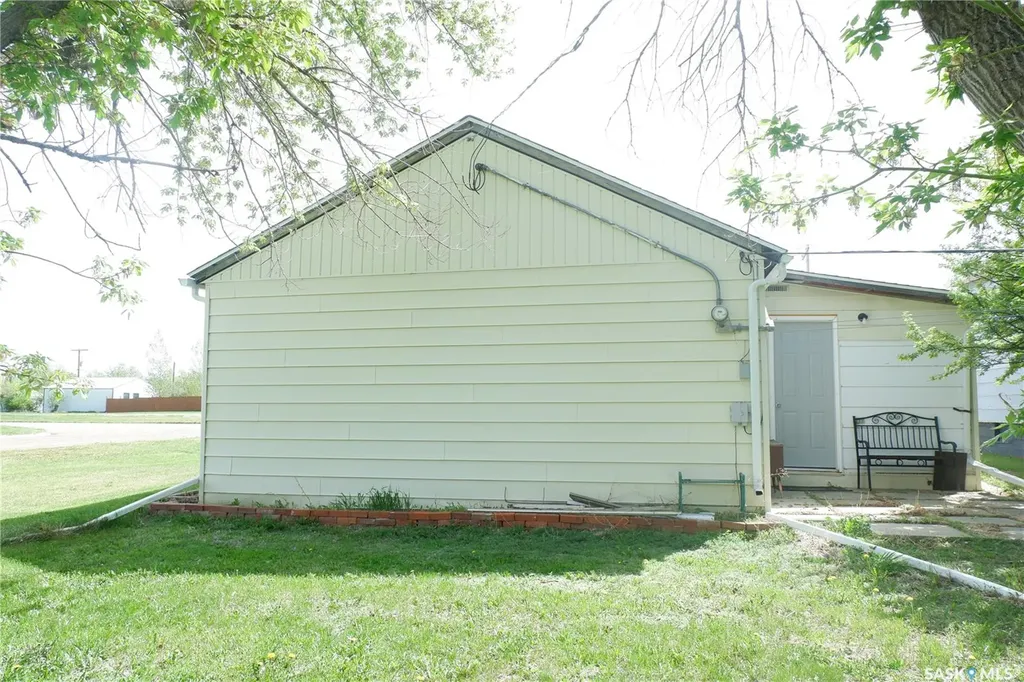 11 B Avenue Willow Bunch SK S0H 4K0