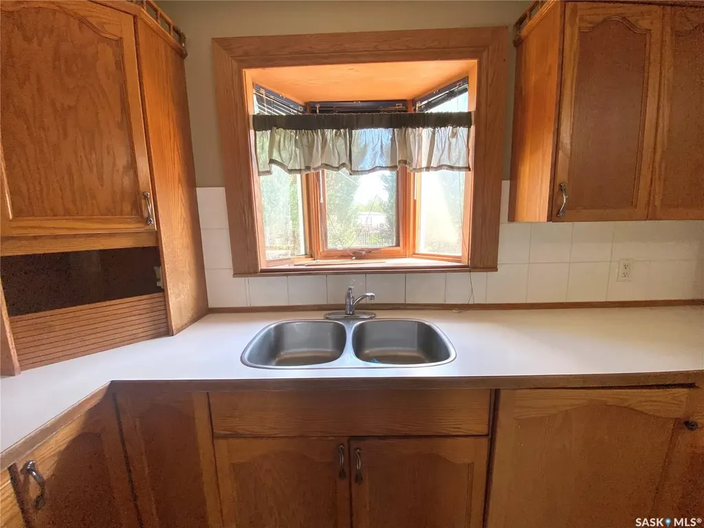 216 3rd Street E Frontier SK S0N 0W0