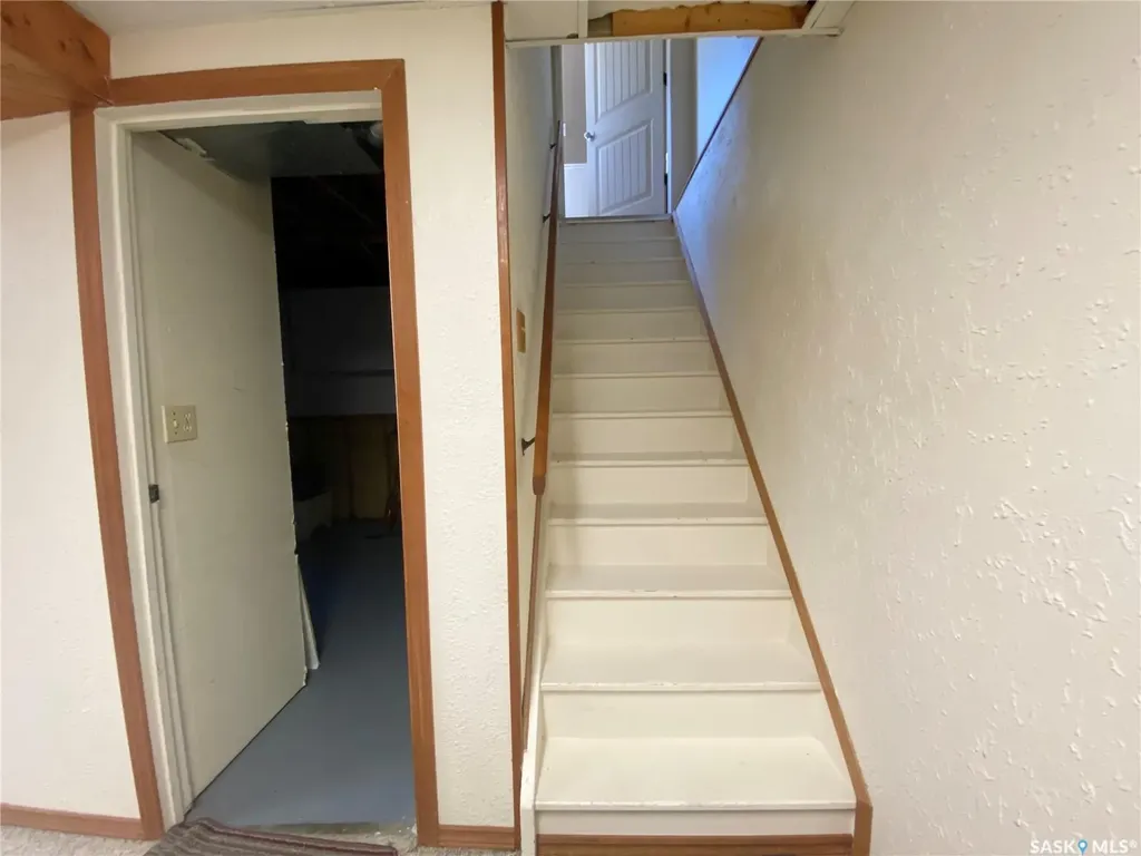 216 3rd Street E Frontier SK S0N 0W0