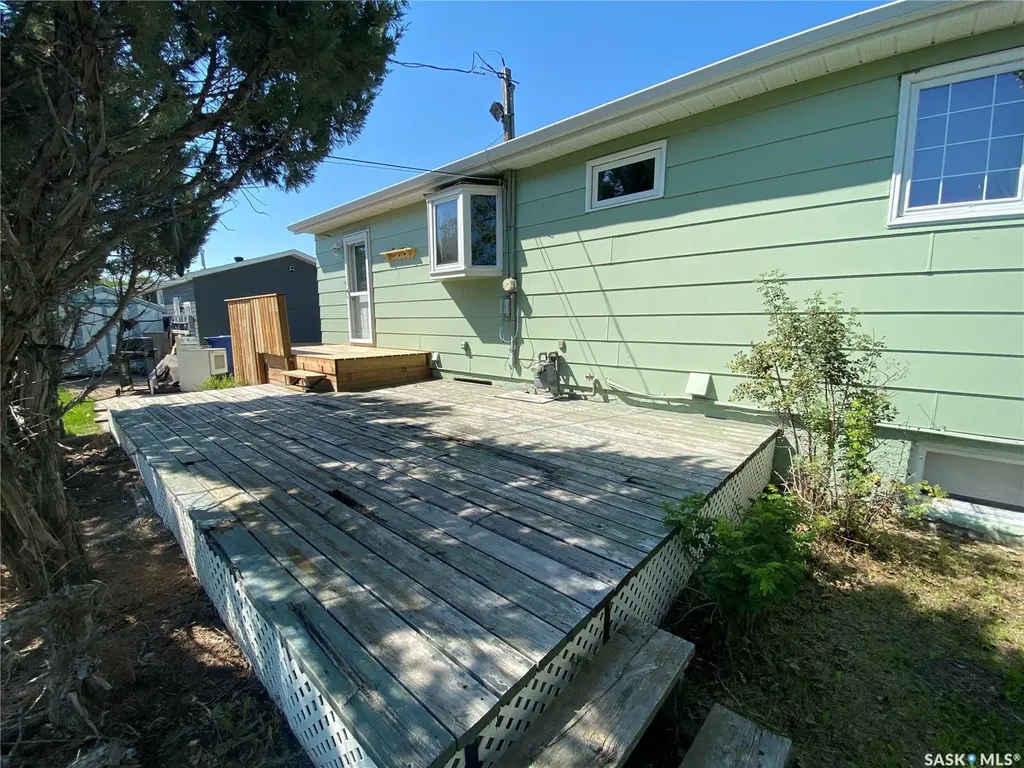 216 3rd Street E Frontier SK S0N 0W0