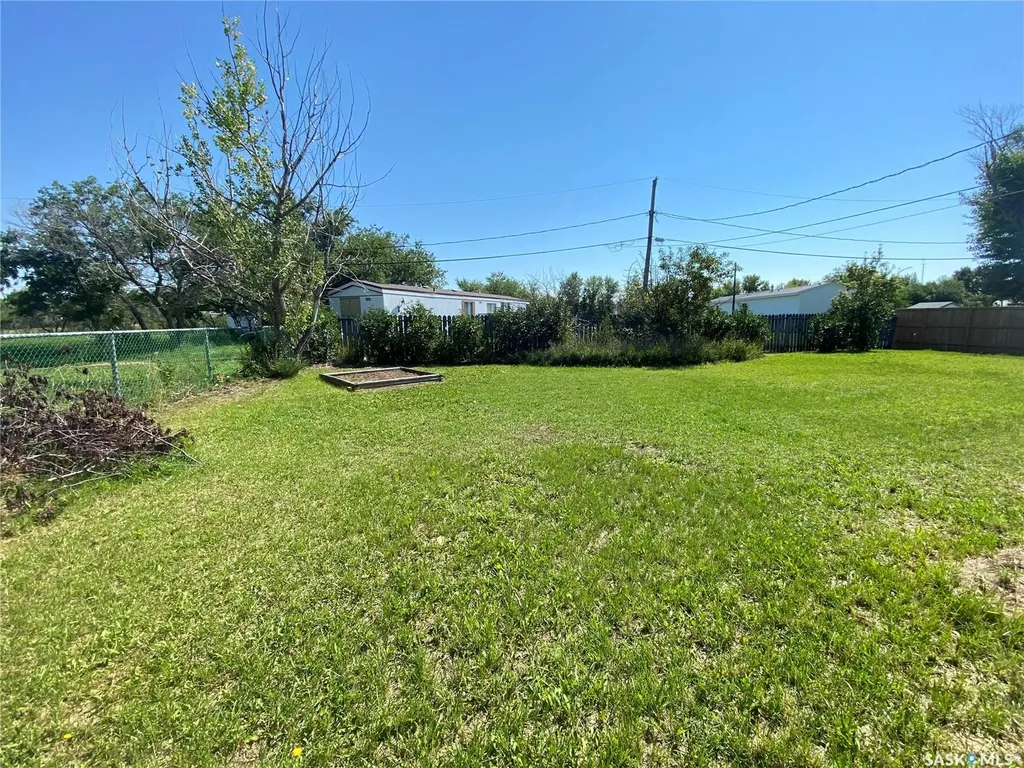 216 3rd Street E Frontier SK S0N 0W0