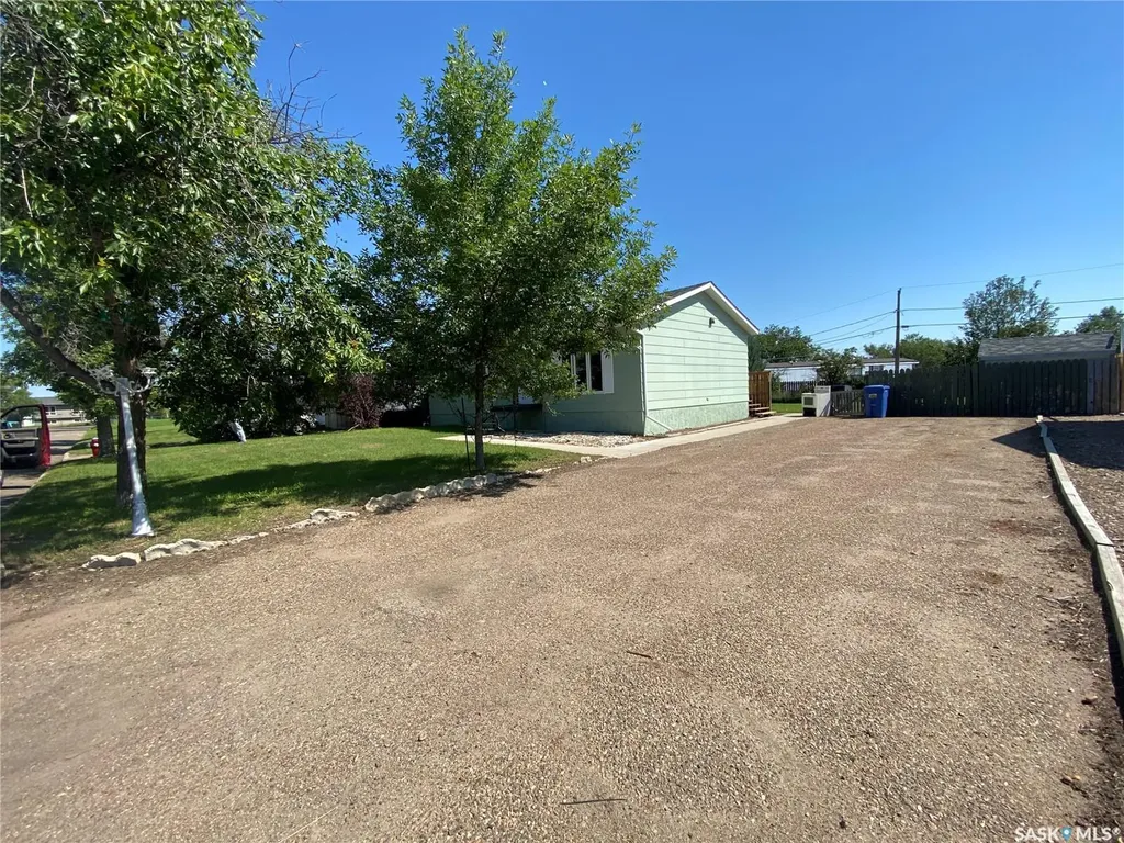 216 3rd Street E Frontier SK S0N 0W0