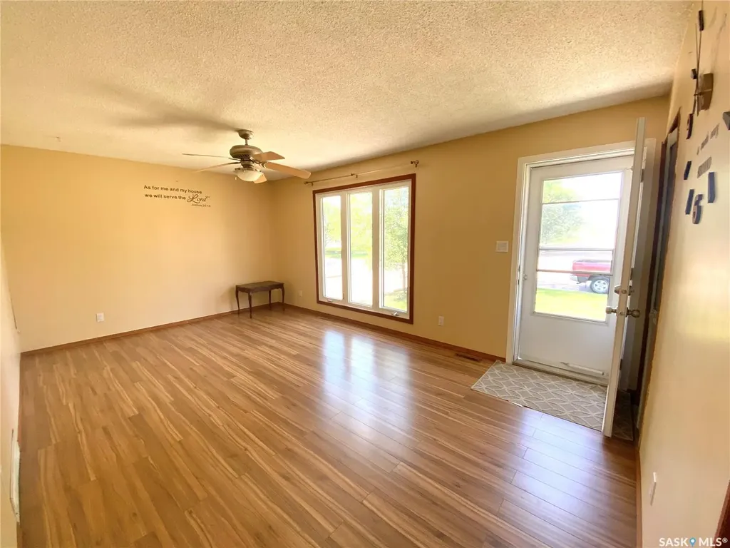 216 3rd Street E Frontier SK S0N 0W0
